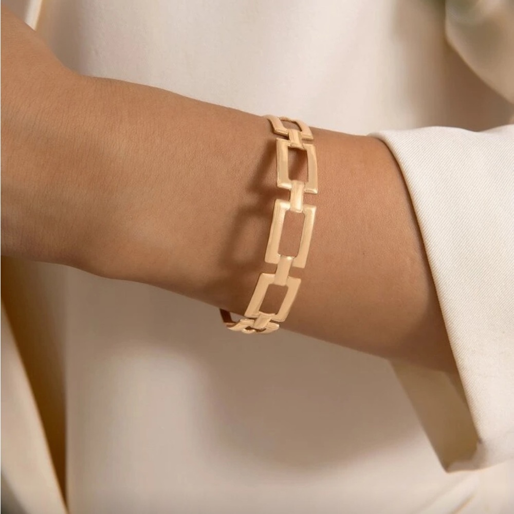 Elegant Gold Link Bracelet